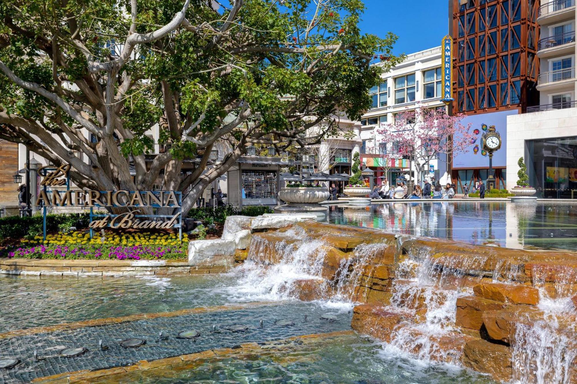 Holiday Inn Express & Suites - Glendale Downtown Exterior photo